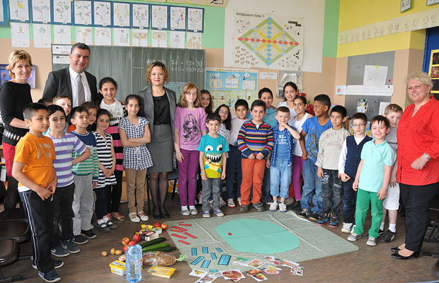 Gruppenfoto einer Schulklasse mit dem Konsul, der Vizekonsulin, Frau Jenz und Frau Soylu